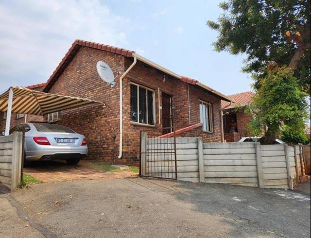 2 BEDROOM TOWNHOUSE FOR SALE IN MONDEOR